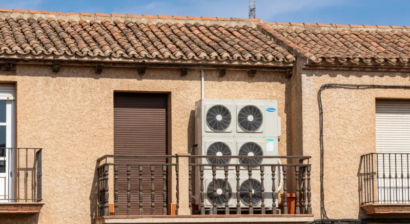 Unidad exterior multisplit con tres ventiladores en balcón en Abrera